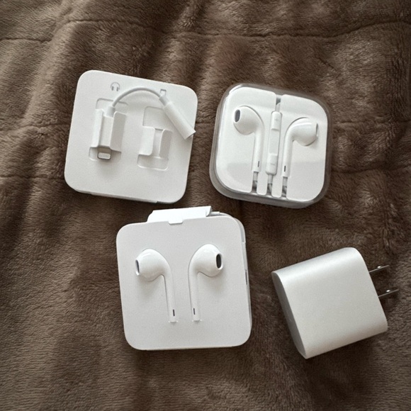 Apple White Earphones and Charger Bundle - Picture 1 of 2